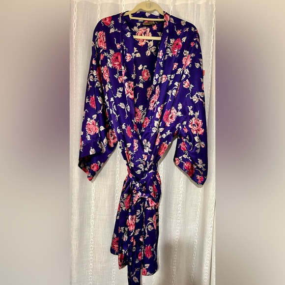 Solange Satin Robe. Sz 22/28 with inside tie and side pockets. - Picture 2 of 9